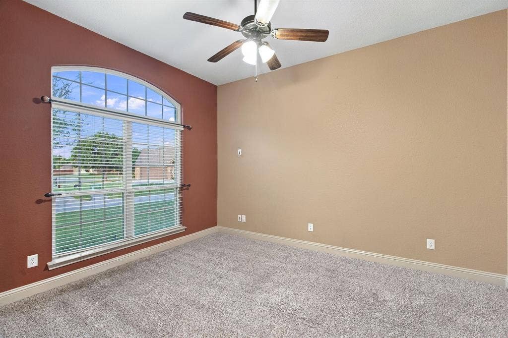 FLEX ROOM. USE AS A BEDROOM, OFFICE OR DOWNSTAIRS PLAYROOM