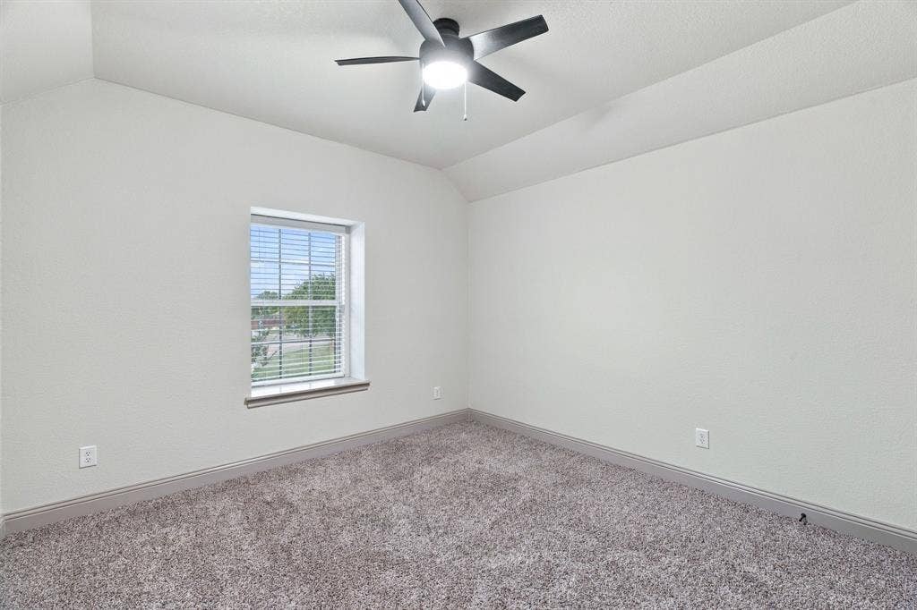 BEDROOM UPSTAIRS FAN AND GREAT CLOSE SPACE
