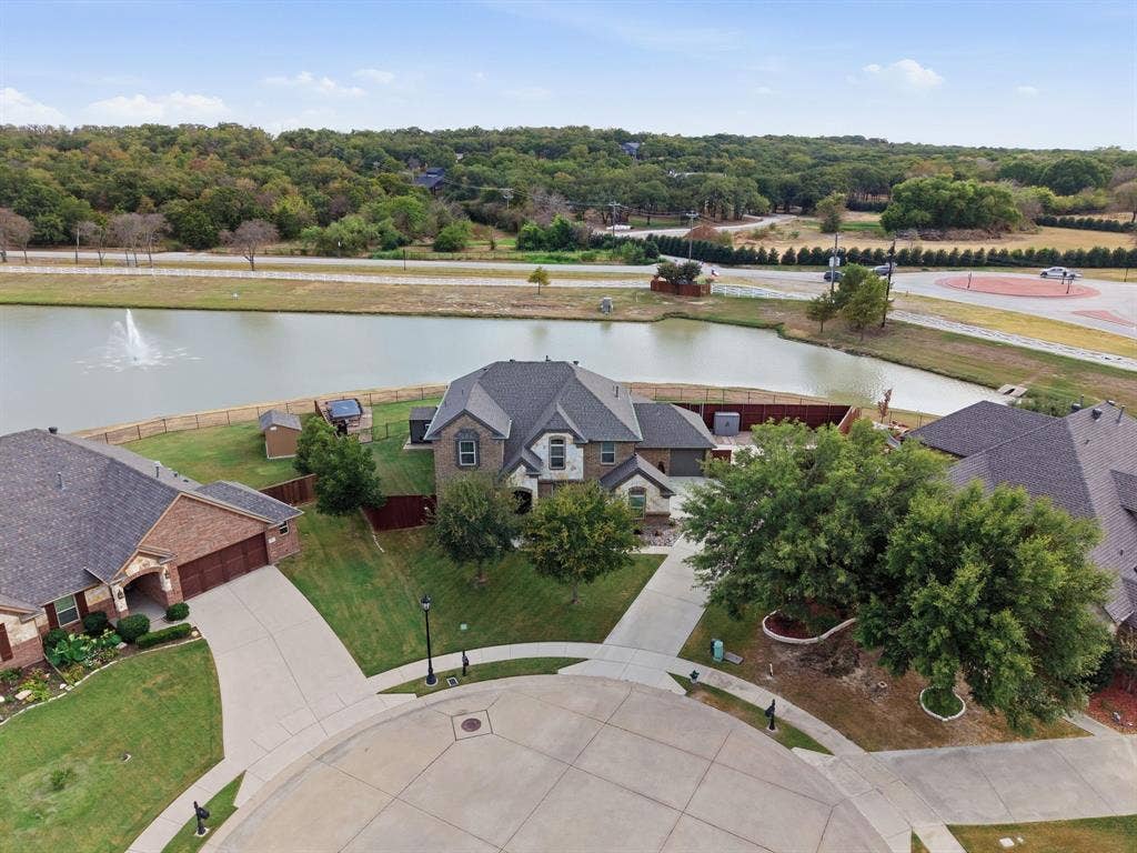 CULDASAC LOT AND POND VIEWS!!!
