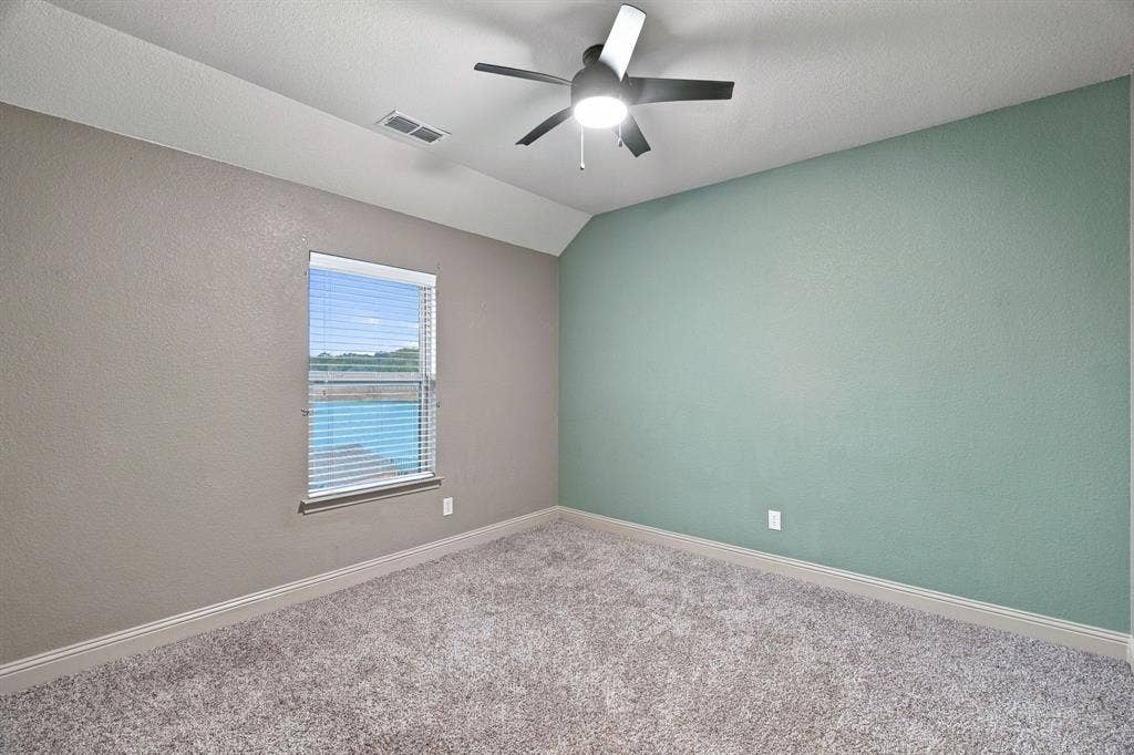 BEDROOM UPSTAIRS FAN AND GREAT CLOSE SPACE