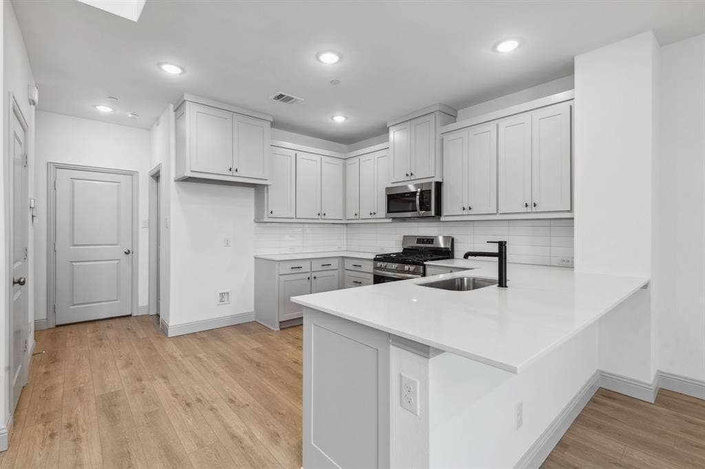 1028 Stockton Drive, Allen, TX 75013 The kitchen peninsula does double duty as the perfect place for a quick family meal or homework station! REPRESENTATIVE PHOTO