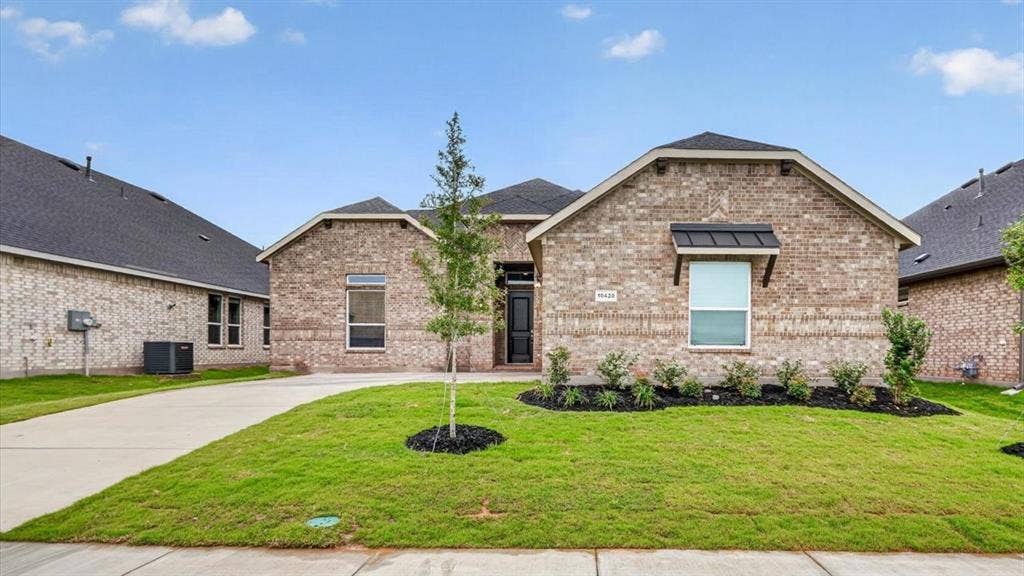 4939 SIMMENTAL Drive, Arlington, TX 76001 Front Elevation