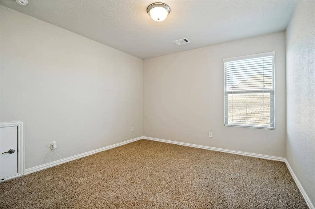 2403 Rocky Mountain Drive, Royse City, TX 75189 Neutral wall finishes