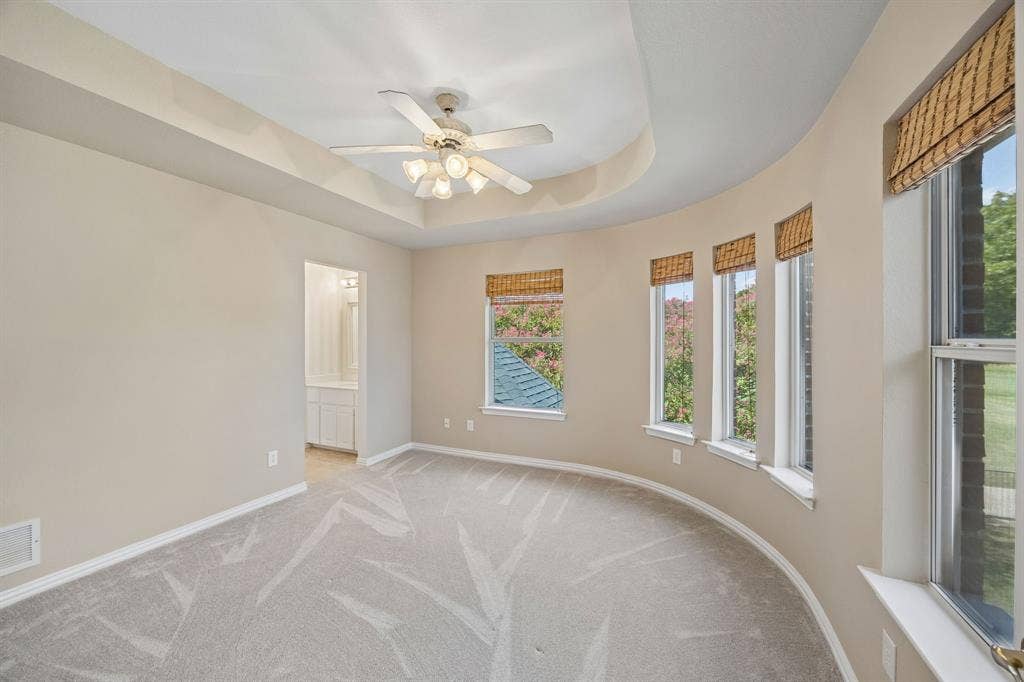 1106 Hills Creek Drive, McKinney, TX 75072 Split secondary bedroom enjoys the graceful curved lines of the home and has carpet, ceiling fan, walk-in closet and en suite jack and jill bathroom.