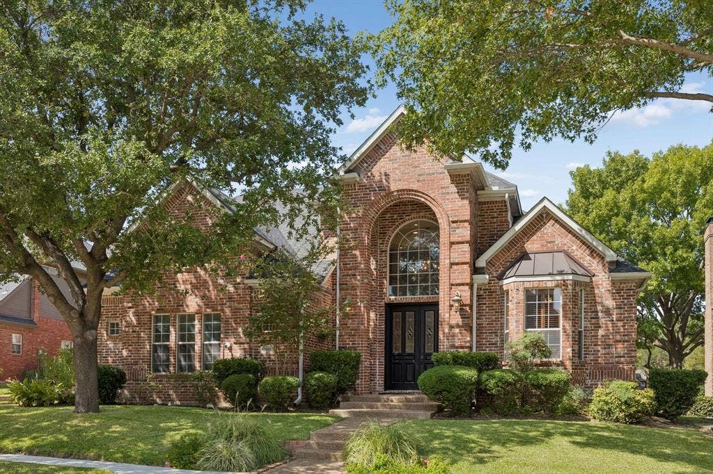 1106 Hills Creek Drive, McKinney, TX 75072 Welcome to 1106 Hill Creek Drive in beautiful Stonebrige Ranch.