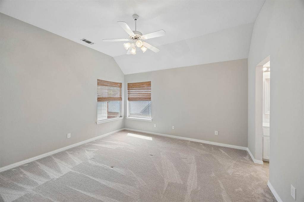 1106 Hills Creek Drive, McKinney, TX 75072 Split secondary bedroom has carpet, ceiling fan, walk-in closet and en suite jack and jill bathroom.