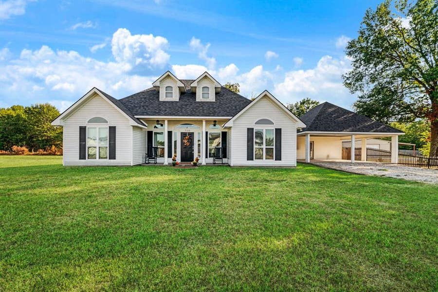 Property photo for 720 Daniel Street, Blossom, TX