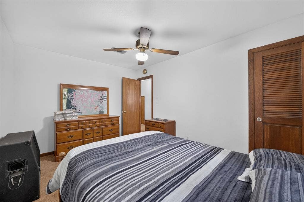 Ceiling fan with integrated lighting