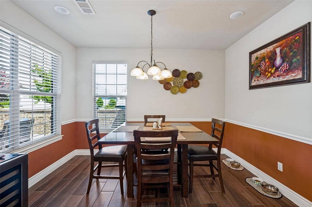 Room for everyone in this dining room with a view