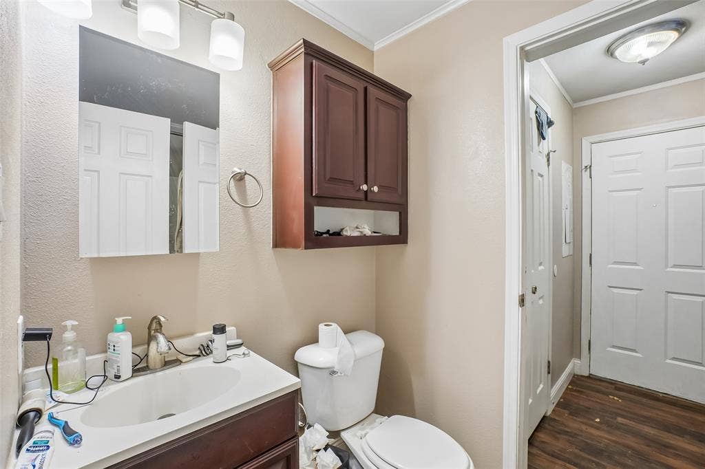 1414 Record Crossing Road, Dallas, TX 75235 1416 Bathroom 2