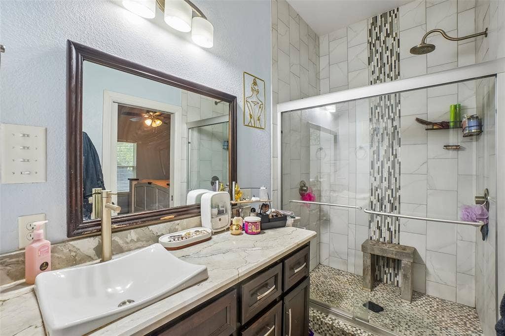 1414 Record Crossing Road, Dallas, TX 75235 1414B Bathroom 1