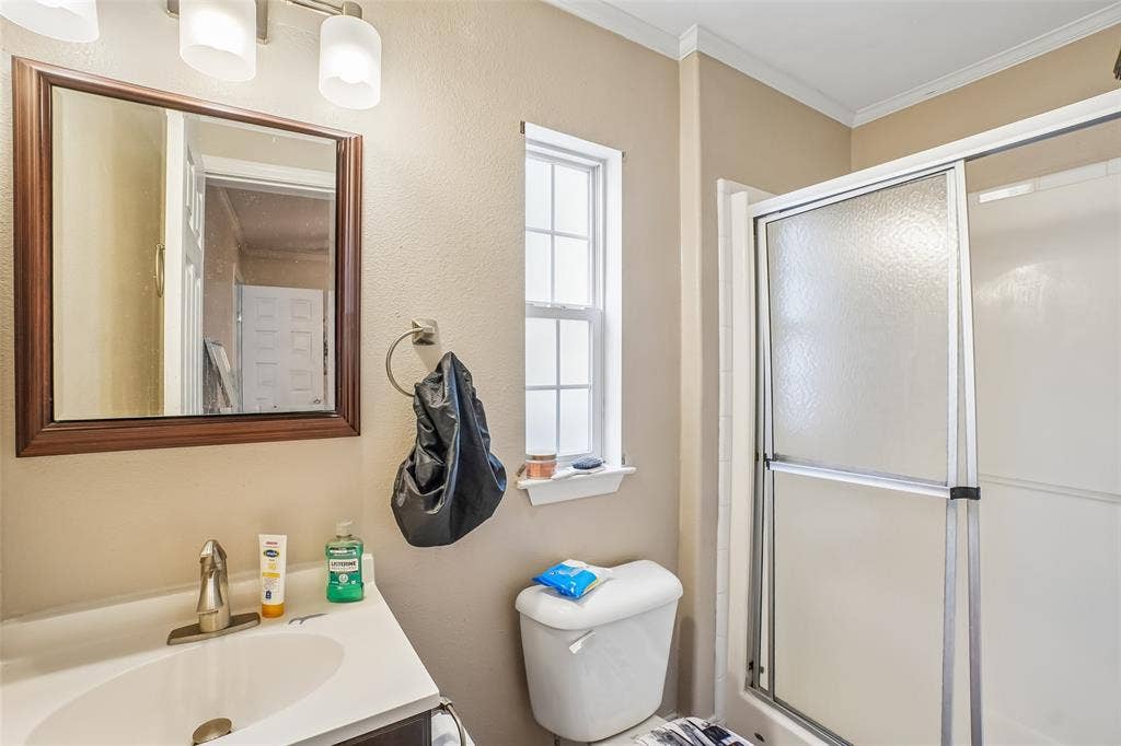 1414 Record Crossing Road, Dallas, TX 75235 1416 Bathroom 1