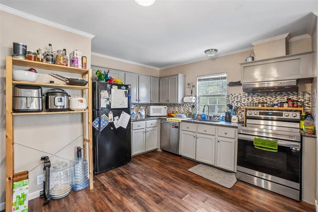 1414 Record Crossing Road, Dallas, TX 75235 1414A Kitchen with stainless steel appliances