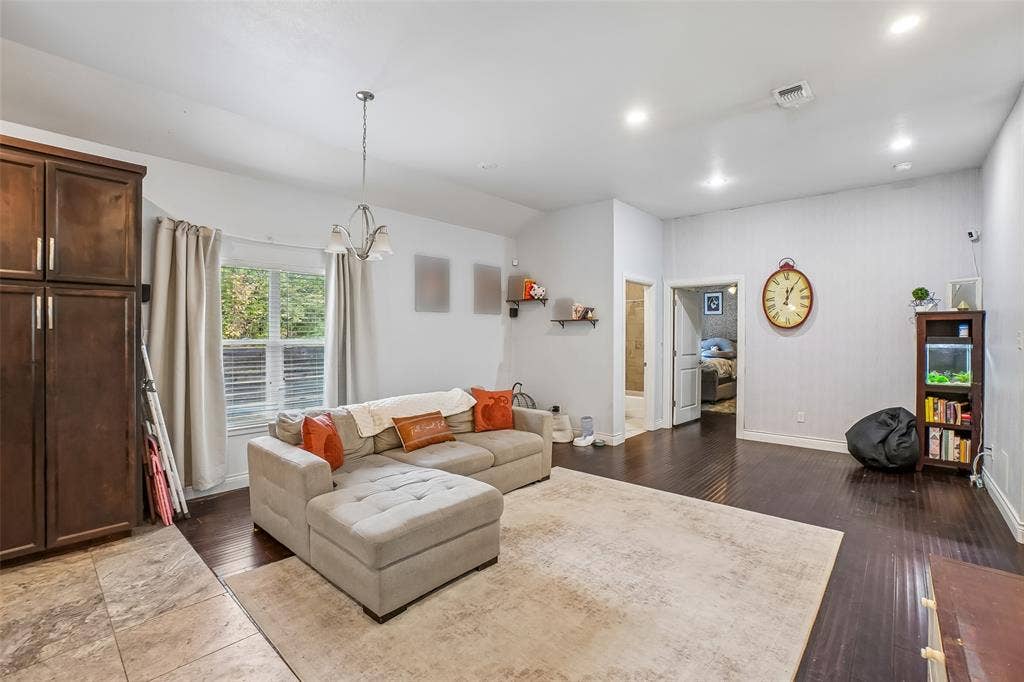 1414 Record Crossing Road, Dallas, TX 75235 1414B Living room