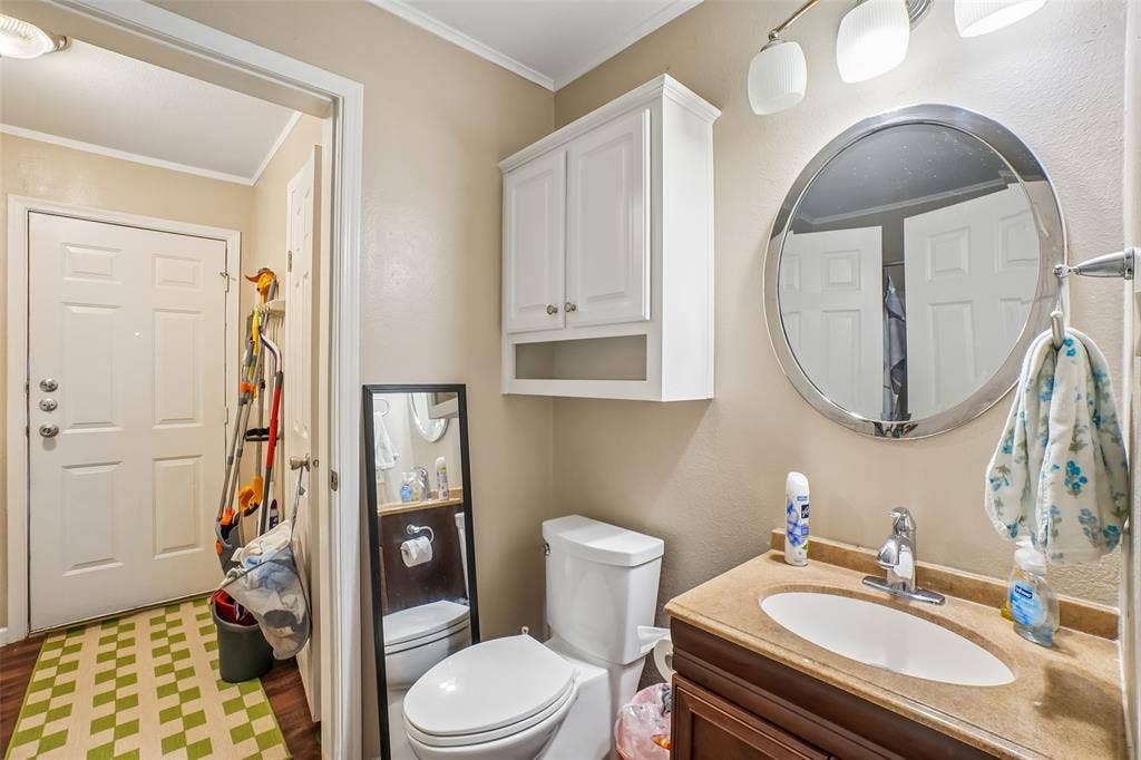 1414 Record Crossing Road, Dallas, TX 75235 1414A Bathroom 2