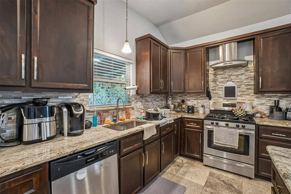1414 Record Crossing Road, Dallas, TX 75235 1414B Kitchen with stainless steel appliances