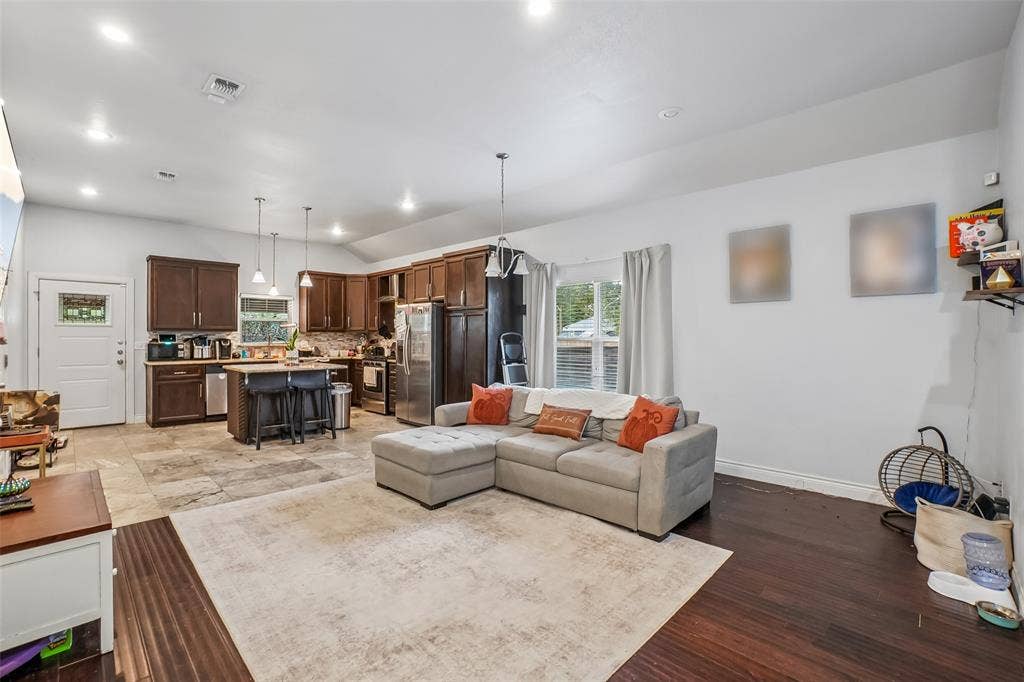 1414 Record Crossing Road, Dallas, TX 75235 1414B Light and bright living