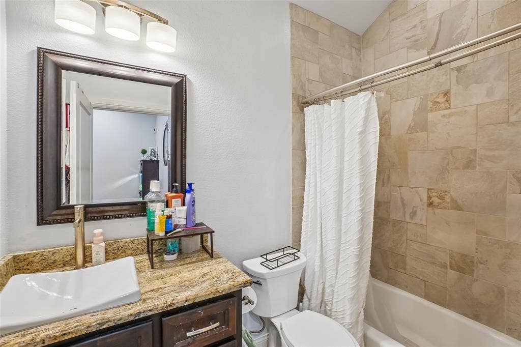 1414 Record Crossing Road, Dallas, TX 75235 1414B Bathroom 2
