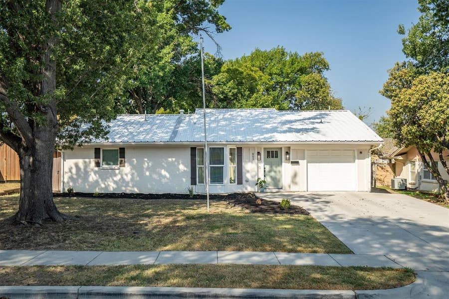 Property photo for 805 NW 14th Street, Grand Prairie, TX