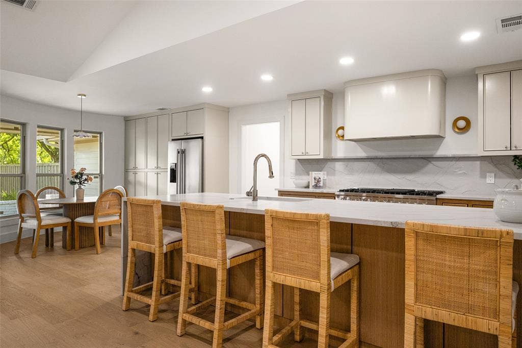 10656 Cox Lane, Dallas, TX 75229 10656 Cox Lane, Dallas, TX 75229