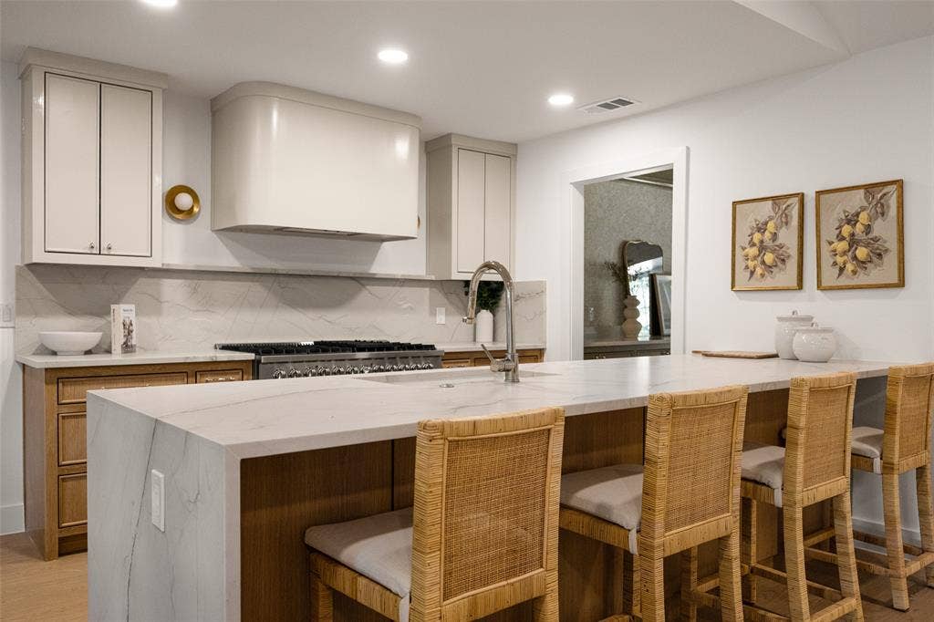 10656 Cox Lane, Dallas, TX 75229 10656 Cox Lane, Dallas, TX 75229