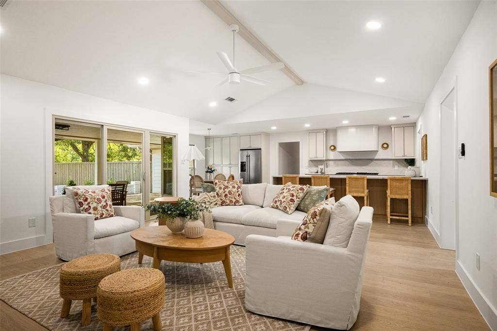 10656 Cox Lane, Dallas, TX 75229 10656 Cox Lane, Dallas, TX 75229