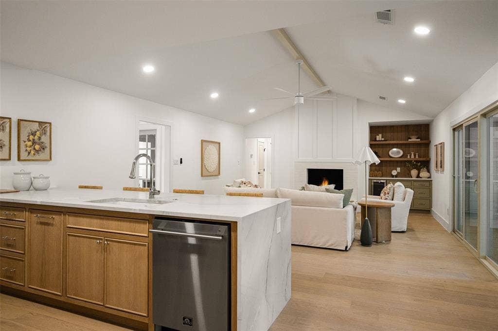 10656 Cox Lane, Dallas, TX 75229 10656 Cox Lane, Dallas, TX 75229