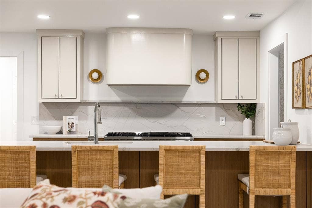 10656 Cox Lane, Dallas, TX 75229 10656 Cox Lane, Dallas, TX 75229