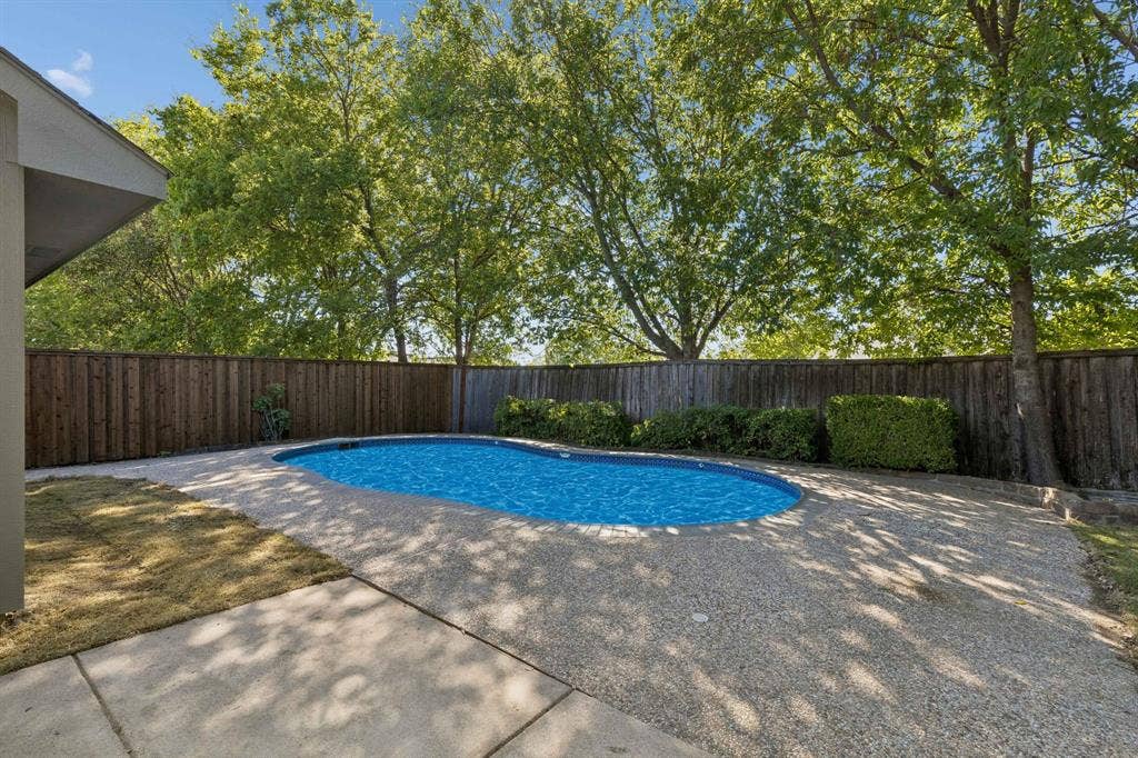 1111 Hyde Park Drive, McKinney, TX 75069 Welcome to the backyard! This beautiful backyard has beautiful shade trees, a large pool and lots of patio space.