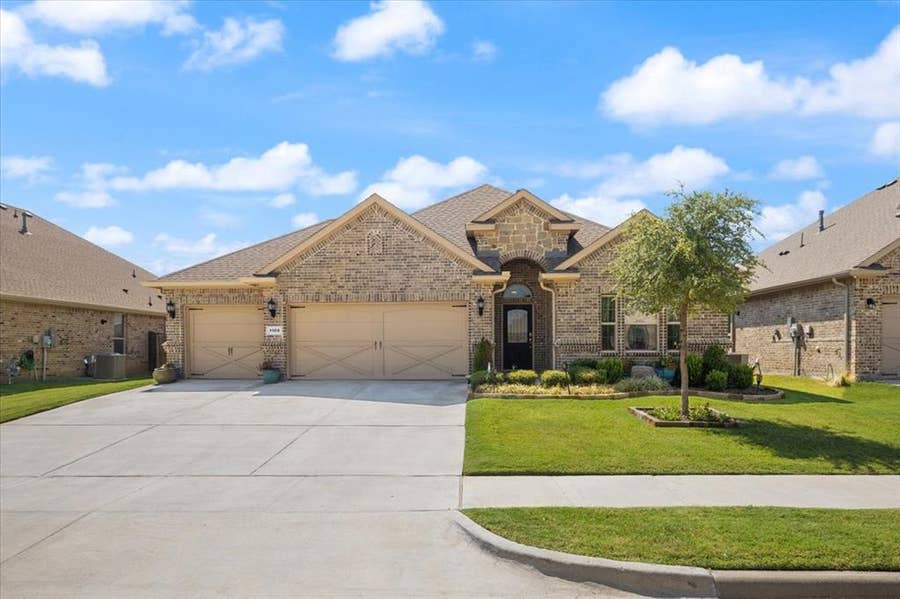 Property photo for 1109 Whispering Hill Drive, Mansfield, TX