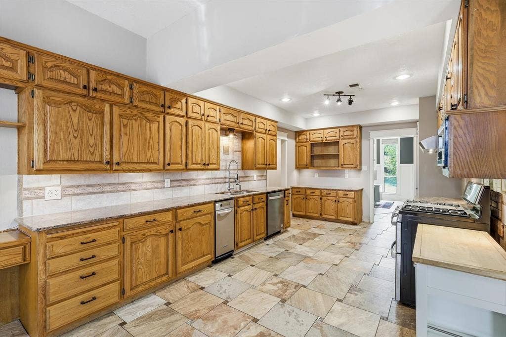 1331 Travis Street, Denton, TX 76205 1331 Travis Street, Denton, TX 76205