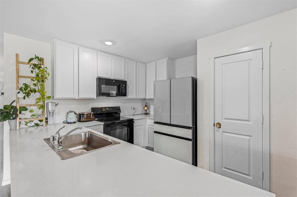 500 Waymaker Way, Princeton, TX 75407 Kithchen with quartz countertops.