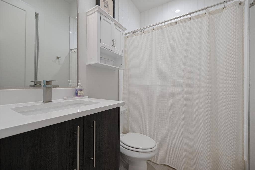 1865 Summit Avenue, #105, Dallas, TX 75206 2nd full bath- ensuite to 2nd bedroom and hallway