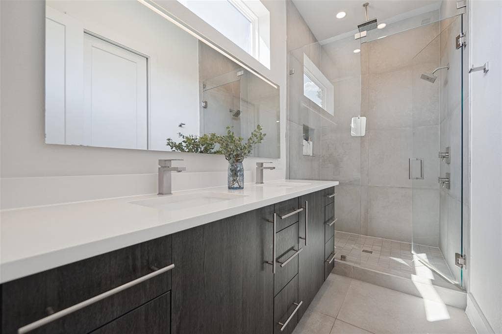 1865 Summit Avenue, #105, Dallas, TX 75206 Ensuite primary bath