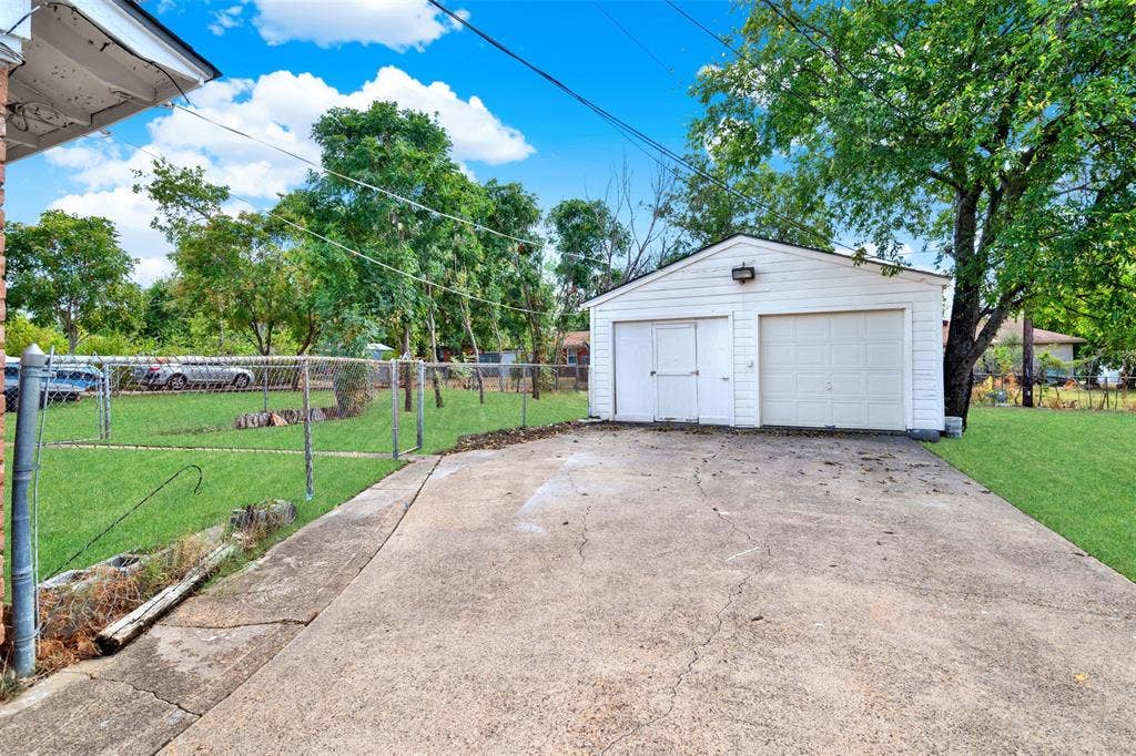 306 Hilltop Avenue, #A, Richardson, TX 75081 Oversized single car Garage