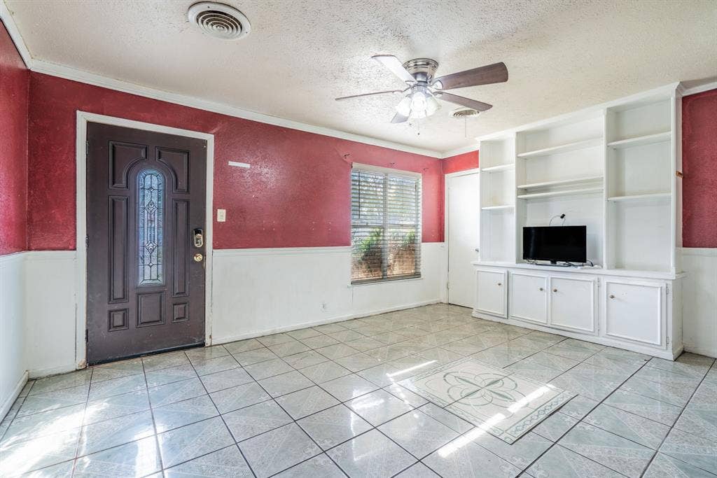 934 Indian Hills Drive, Grand Prairie, TX 75051 Tile flooring throughout