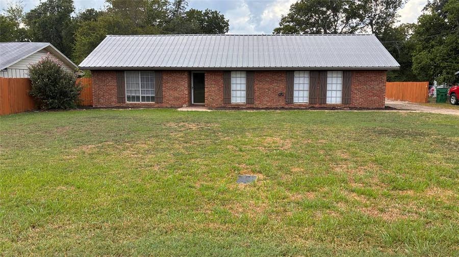 Property photo for 429 Davis Street, Fairfield, TX