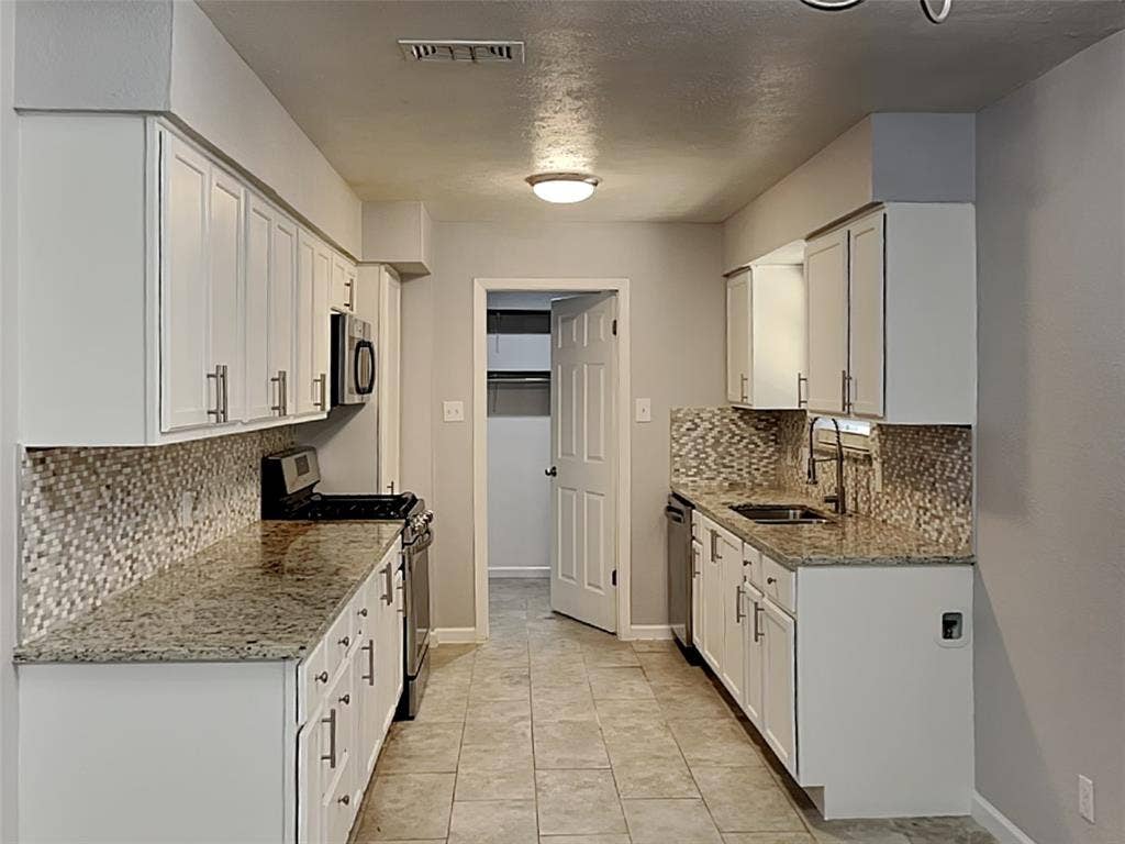 300 Newport Circle, Euless, TX 76039 300 Newport Circle, Euless, TX 76039
