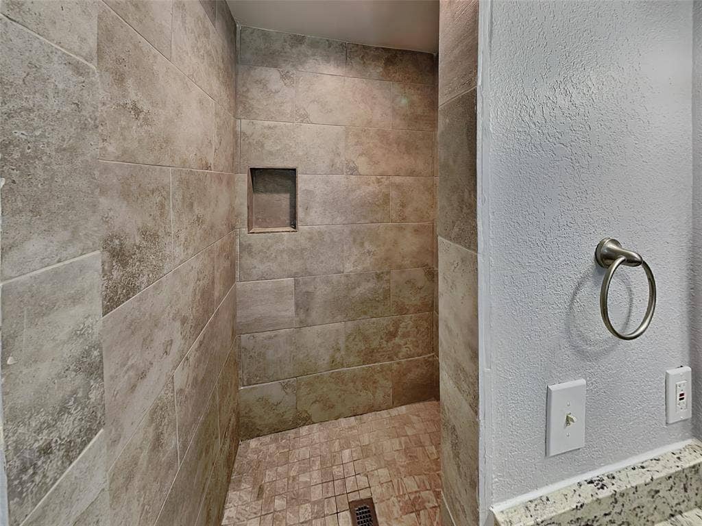 300 Newport Circle, Euless, TX 76039 300 Newport Circle, Euless, TX 76039