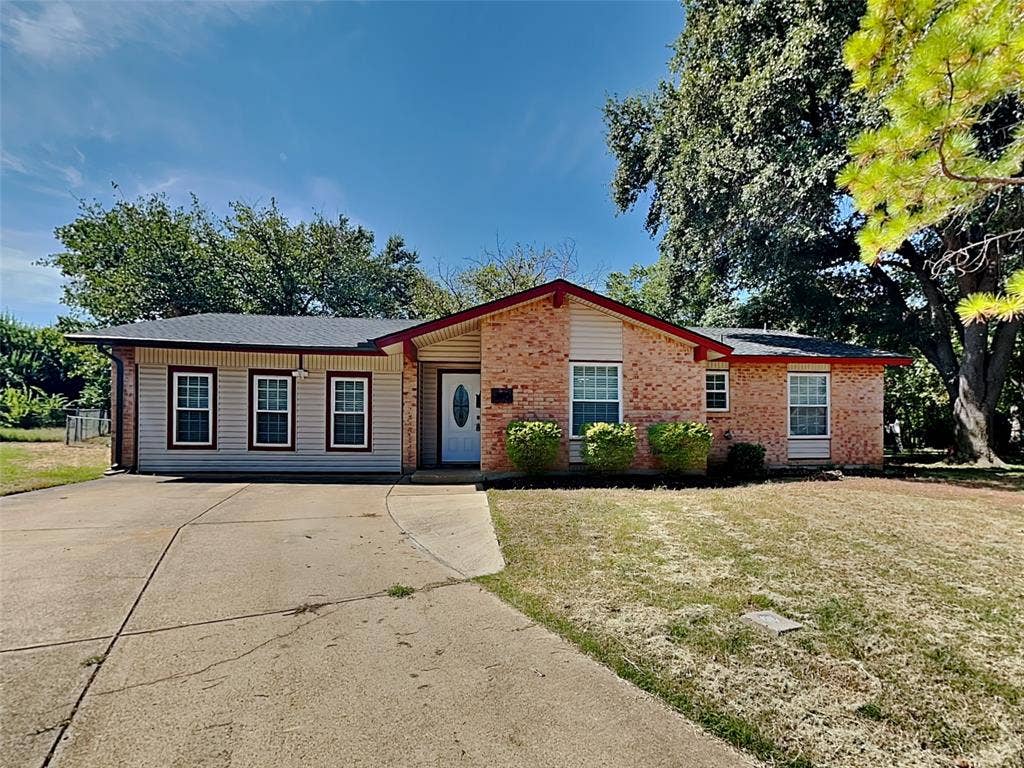 300 Newport Circle, Euless, TX 76039 300 Newport Circle, Euless, TX 76039