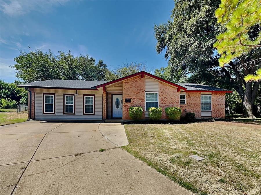 Property photo for 300 Newport Circle, Euless, TX