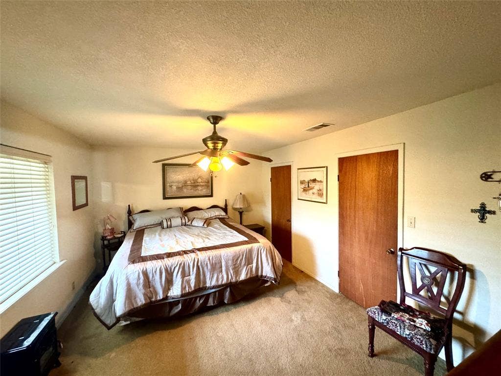 10122 Ash Cove, Wills Point, TX 75169 Carpeting throughout, ceiling-mounted fan with integrated lighting, wood-finish interior doors, and window with horizontal blinds