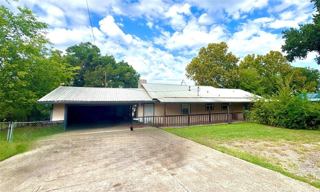 10122 Ash Cove, Wills Point, TX 75169 Extended driveway leading to a covered carport