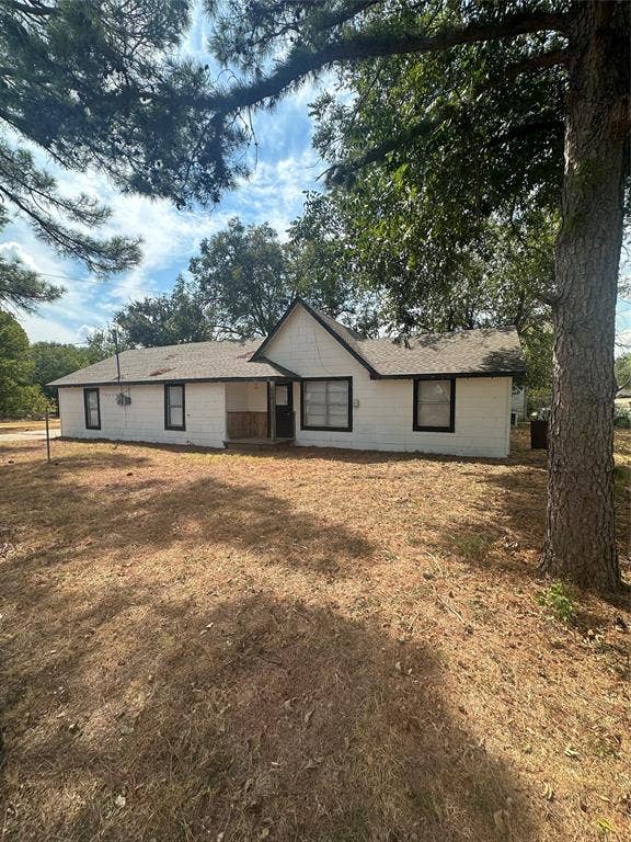 Property photo for 632 W Ayers Avenue, De Leon, TX