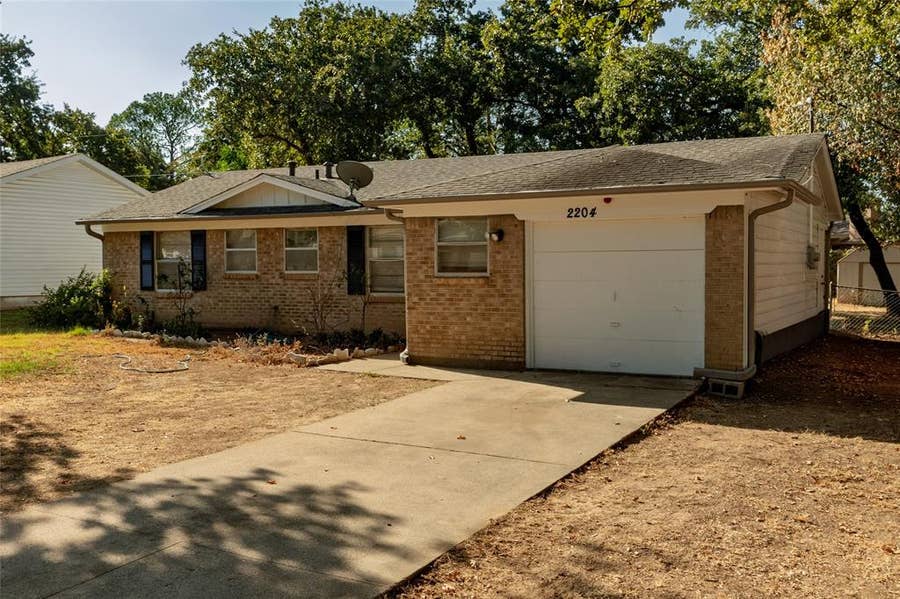 Property photo for 2204 Cales Drive, Arlington, TX