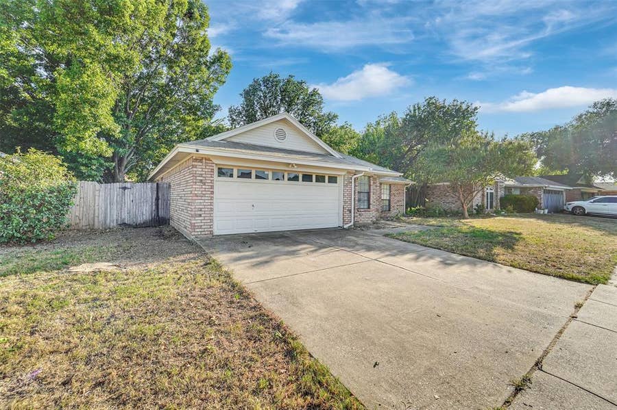 Property photo for 916 Pierce Arrow Drive, Arlington, TX