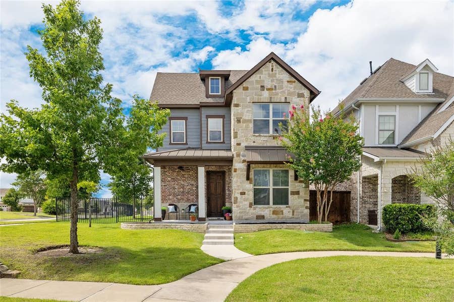 Property photo for 1820 Roundtree Circle W, Fort Worth, TX