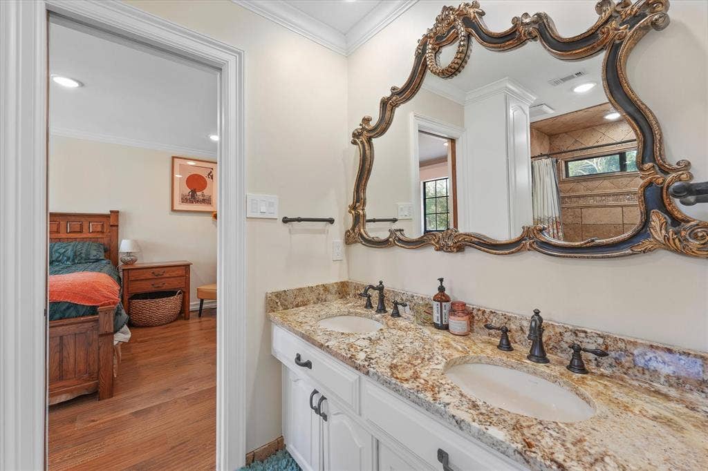 1312 Chippewa Drive, Plano, TX 75093 Jack-and-Jill bath shared by the two upstairs bedrooms.
