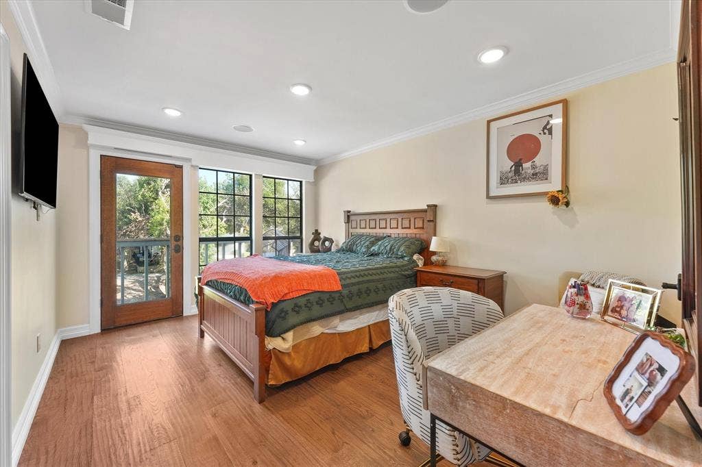 1312 Chippewa Drive, Plano, TX 75093 Upstairs bedroom with a walk-in closet and greenbelt views.