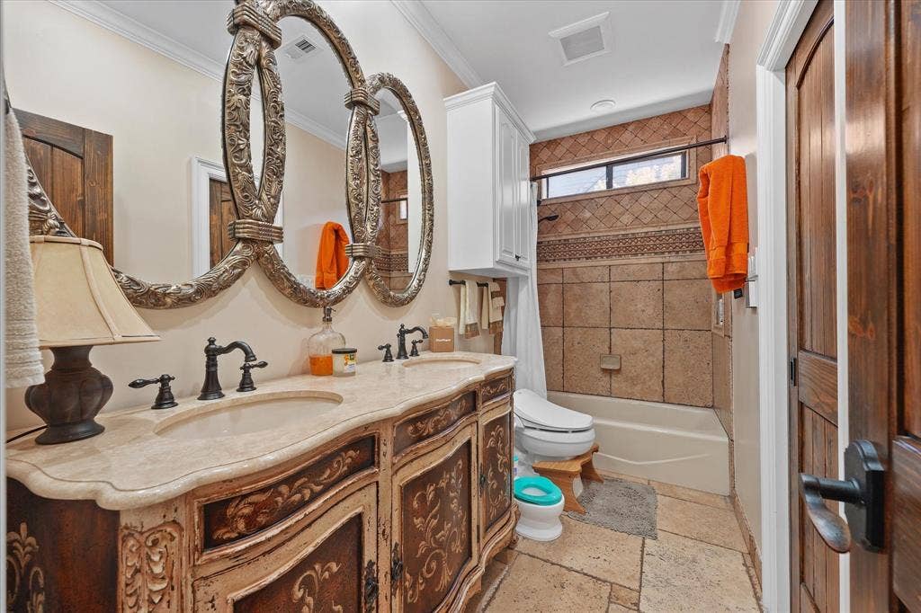 1312 Chippewa Drive, Plano, TX 75093 This full bath connects to the second downstairs bedroom and also serves the main level.